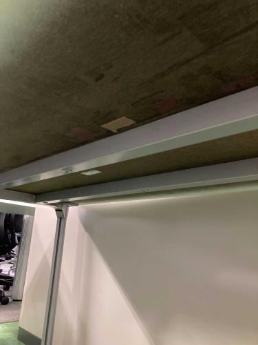 タップ付きミーティングテーブル